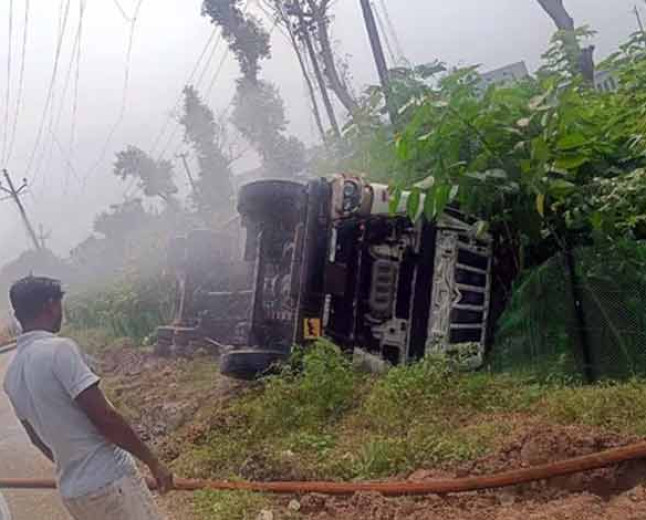 बरेली में ऑटो को बचाने के चक्कर में पेट्रोल टैंकर पलटा, रिसाव होने से मची अफरातफरी